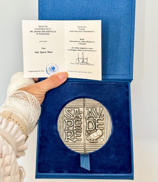 Mgr Agata Mania z Medalem UAM
