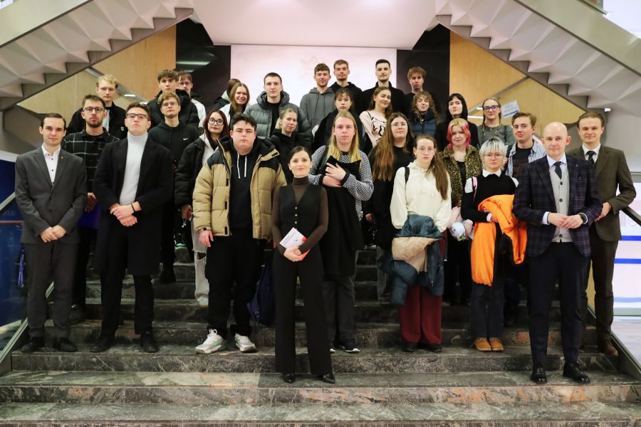 Studenci WNPiD i prof. UAM dr hab. R. Reczek z Wojewodą Wielkopolską