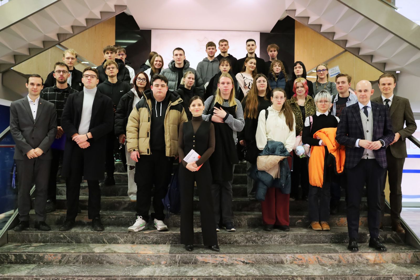 Studenci WNPiD i prof. UAM dr hab. R. Reczek z Wojewodą Wielkopolską