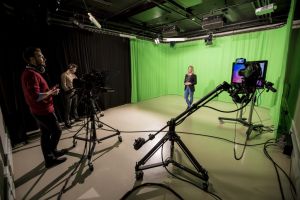 Studenci w studiu telewizyjnym
