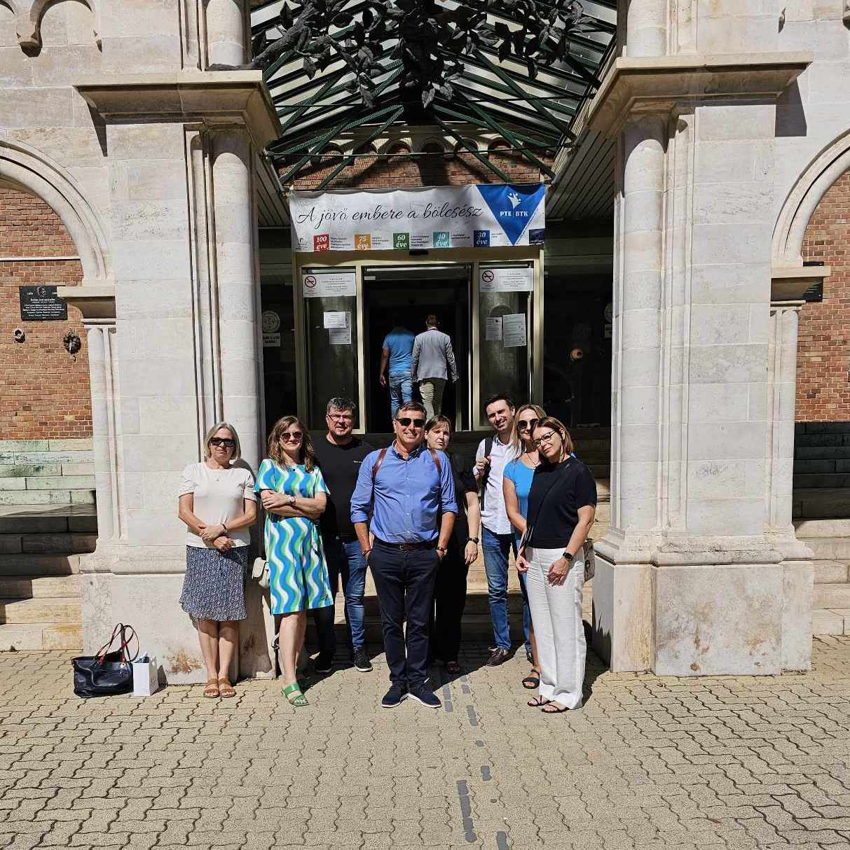 prof. Aleksandra Kaniewska-Sęba, prof. Beata Pająk-Patkowska, prof. Krzysztof Hajder i dr Jakub Jakubowski na Uniwersytetecie w Peczu