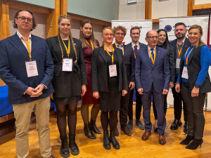 Pracownicy i studenci WNPiD na konferencji w Słubicach