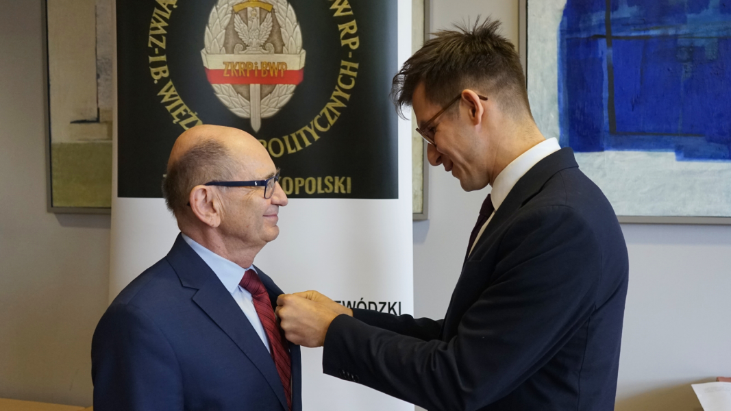 Prof. Andrzej Stelmach z medalem Pro Patria 
